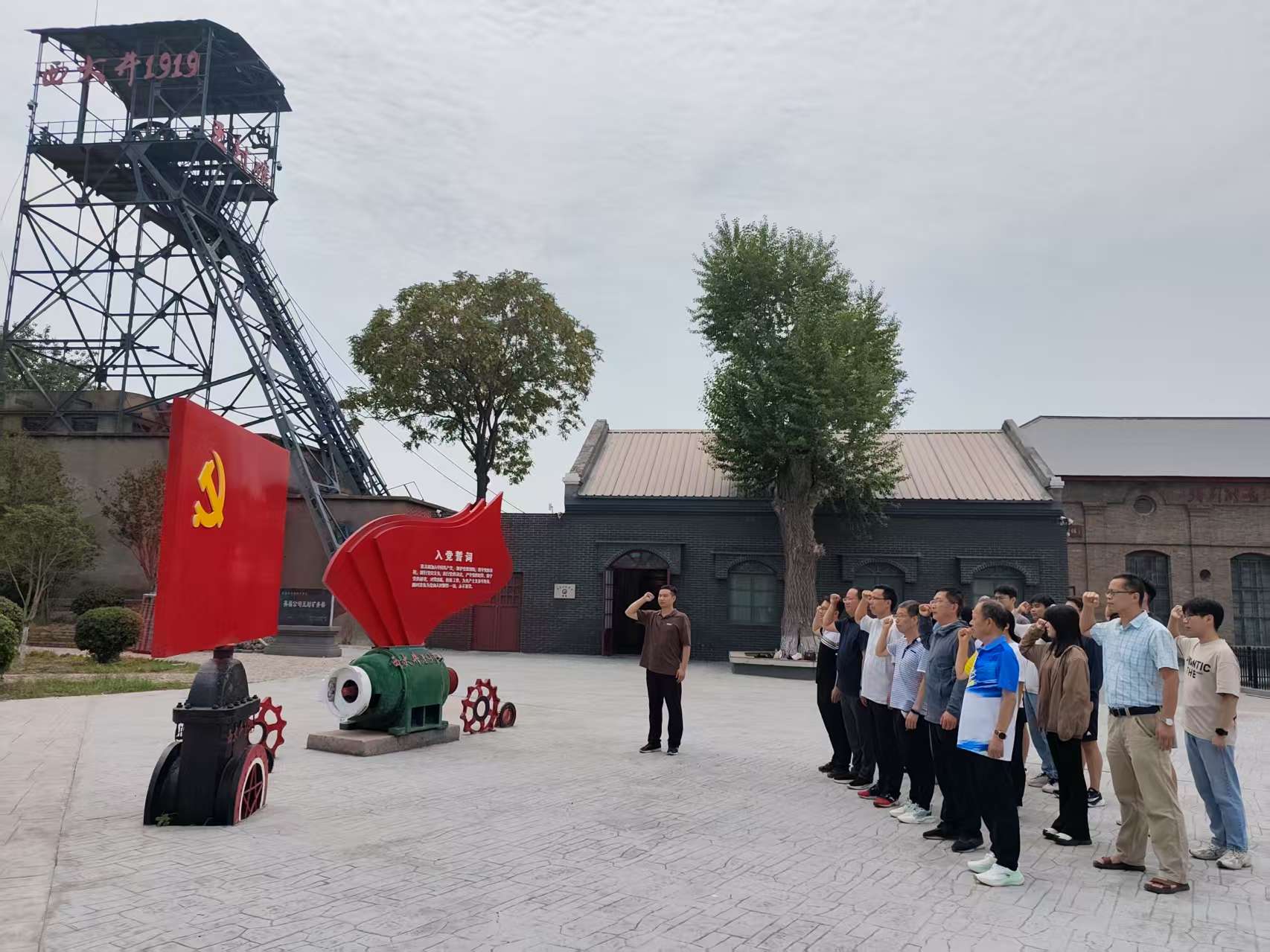 做爱自拍
各支部开展重温入党誓词活动